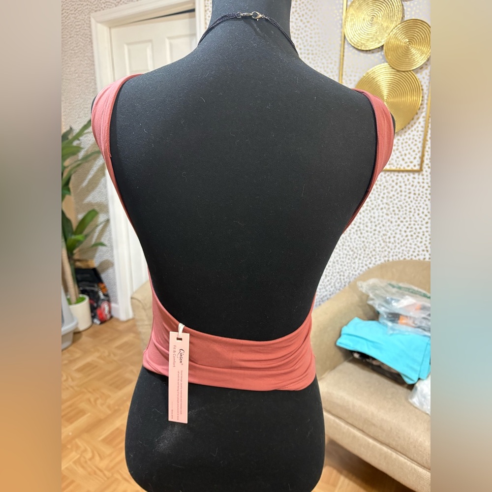 Elegant Women's Sleeveless Tank Top in Coral - Picture 3 of 5